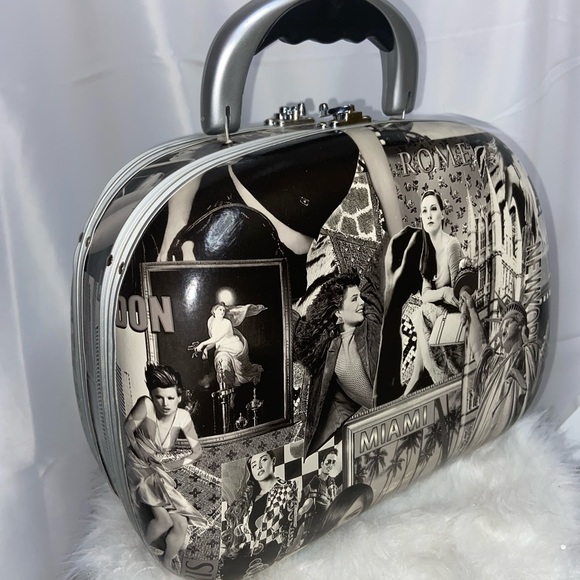 Traveler’s Make-up Case - Picture 2 of 12